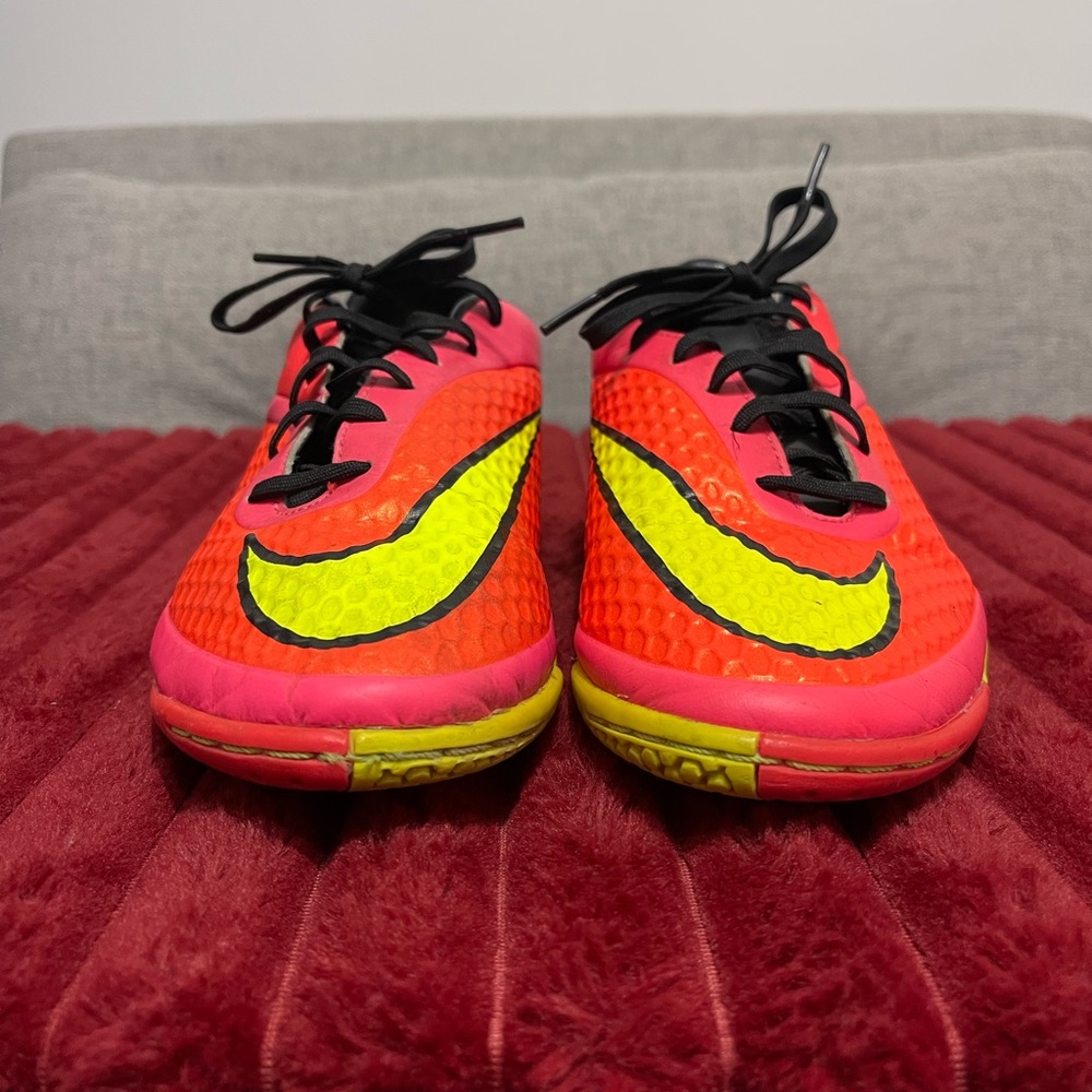 NIKE HYPERVENOM PHELON IC BRIGHT CRIMSON/VOLT/BLACK KIDS Men’s Size 7